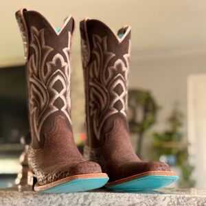 🩵Lane Iconic Blue Bottoms. Sartatoga Chocolate Boots
Limited special release.